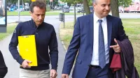 Cesare Ghilardi (ob njem desno odvetnik Janez Starman) je že 
dobil poziv za prestajanje kazni.