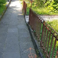 Tlakovci na notranjih povezovalnih poteh v Olmu so te dni porisani 
z označbami, ki nakazujejo lokacije bodočih uličnih svetilk. 