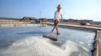 V Solinah so zavezani k  pridobivanju  soli na tradicionalen način na 
podlagi, ki se ji reče  petola. Drugod lahko uporabljajo buldožerje 
in drugo težko mehanizacijo.