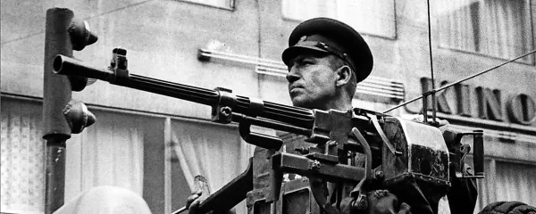  Praško pomlad so v noči na 21. avgust 1968 zatrli  vojaki -    države varšavskega 
pakta  so jih angažirale kar pol milijona.