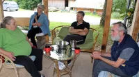 Člani gospodinjske skupnosti na vsakodnevni popoldanski kavi in 
klepetu.