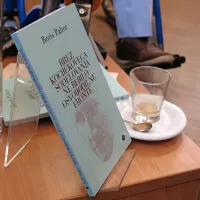 Ob 105. rojstnem dnevu pisatelj Boris Pahor znova opozarja na 
resnico o poslanstvu prijatelja in vzornika Edvarda Kocbeka pri 
slovenskem narodnem odporu med drugo svetovno vojno. Nova 
knjižica s formatom in barvo aludira na razvpito Edvard Kocbek, 
pričevalec našega časa, ki sta jo  leta 1975 napisala Boris  Pahor in 
Alojz Rebula.    