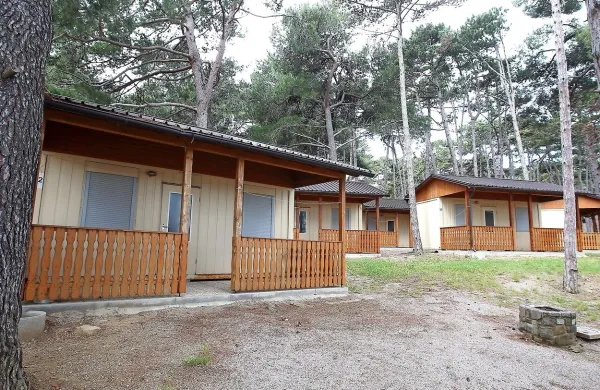 V nekdanjem policijskem letovišču v bližini Lazareta je danes le še 
nekaj hišk, ki so prazne že več let. 