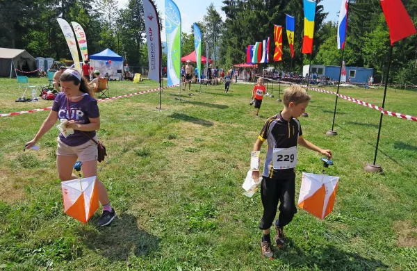 S pomočjo kompasa in kart čim hitreje skozi kontrolne točke, je 
bistvo orientacije v različnih disciplinah in kategorijah. 