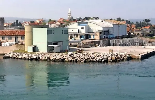 Na lokaciji nekdanje tovarne ribjih konzerv so predvideli ureditev štirizvezdičnega kompleksa s centrom dobrega počutja.