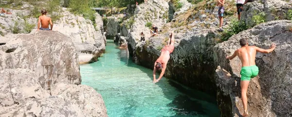  Skok v rečne globine v   Velikih koritih pri Lepeni.  Soča  z enajstimi 
stopinjami Celzija upravičeno velja za osvežilno.