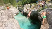  Skok v rečne globine v   Velikih koritih pri Lepeni.  Soča  z enajstimi 
stopinjami Celzija upravičeno velja za osvežilno.