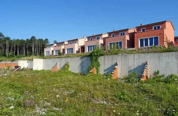 Stanovanja, hiše in zemljišče za gradnjo ob robu  Hrpelj bodo spet 
naprodaj predvidoma čez dva meseca. 