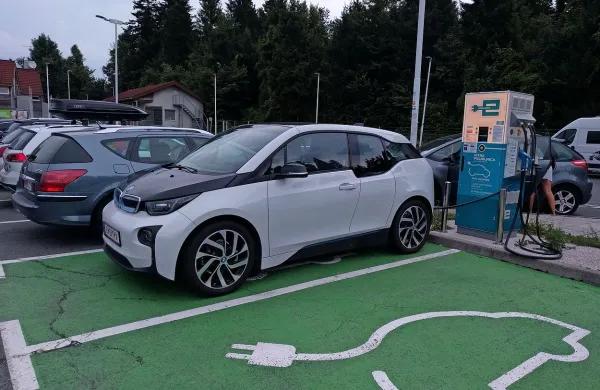 

Trend uporabe hitrih polnilnic narašča. To avstrijsko električno 
vozilo smo ujeli na primorski avtocesti.

