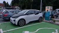 

Trend uporabe hitrih polnilnic narašča. To avstrijsko električno 
vozilo smo ujeli na primorski avtocesti.

