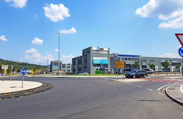 Obrtna cona Srmin se je razvila v živahno podjetniško točko, a tja 
ni mogoče priti z avtobusom.