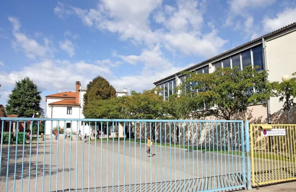     Montažni prizidek s tremi učilnicami in telovadnica, zgrajena leta 
1982, sta predvidena za rušenje.  