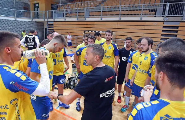Novega trenerja Petra Mičovića s koprskimi rokometaši prvi resnejši preizkus v novi sezoni čaka že 
to soboto z domačo tekmo v prvem krogu pokala EHF.