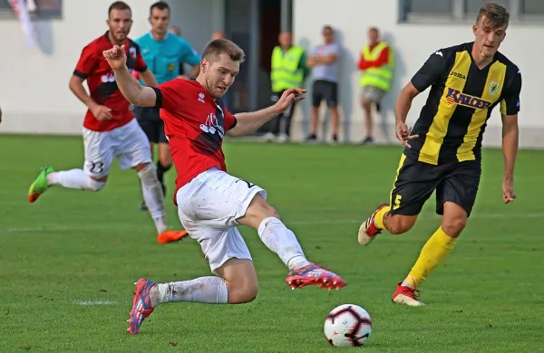 V ospredju je Marko Krivičić, v ozadju pa  Stefan Stevanović, ki je 
sprožil zmagoviti strel na tekmi. 