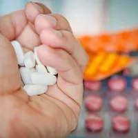 O medsebojnih učinkih zdravil, še zlasti, ko jih moraš jemati pet ali 
celo več vrst vsak dan, farmacevti tudi individualno svetujejo.   