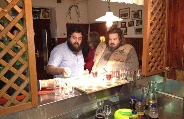 Matteo Oleotto (levo) med snemanjem filma Zoran, moj nečak idiot iz leta 2013, bo tokrat snemal 
TV nadaljevanko.