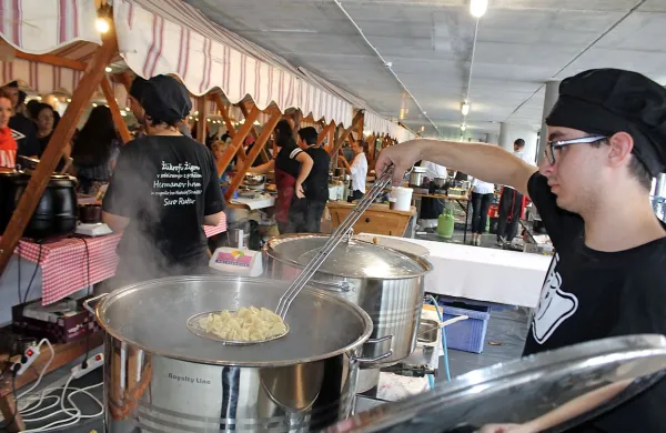 Tradicionalnih idrijskih žlikrofov in sodobnih omak je bilo na 
prazniku ogromno, obiskovalcev in jedcev tudi.