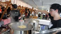 Tradicionalnih idrijskih žlikrofov in sodobnih omak je bilo na 
prazniku ogromno, obiskovalcev in jedcev tudi.