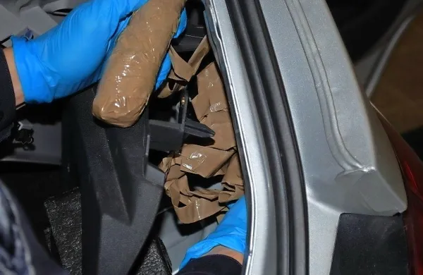 Pred tretjim začetkom sojenja domnevnim članom združbe so na 
koprsko sodišče iz pripora pripeljali še dva od obtoženih. 