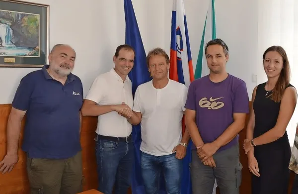 Z leve Marijan Skornišek,  Vincent Tassart, Valter Mlekuž, 
podžupan Davor Gašperčič in direktorica občinske uprave Katarina Barbara Ostan.  