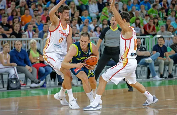 Tudi Klemen Prepelič (z žogo), novi član Reala, lahko pričakuje 
precejšnje ovire, ki jih v zvezi z reprezentančnimi nastopi španski 
klubi postavljajo svojim najboljšim posameznikom.