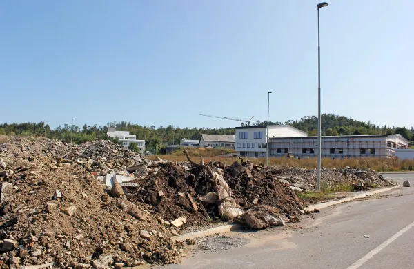 Na območju razširjene poslovno-obrtne cone Veliki Otok je občina 
prodala le eno parcelo, na kateri je že zrasla nova hala, ostale pa 
prerašča plevel oziroma se na njih kopiči gradbeni material.