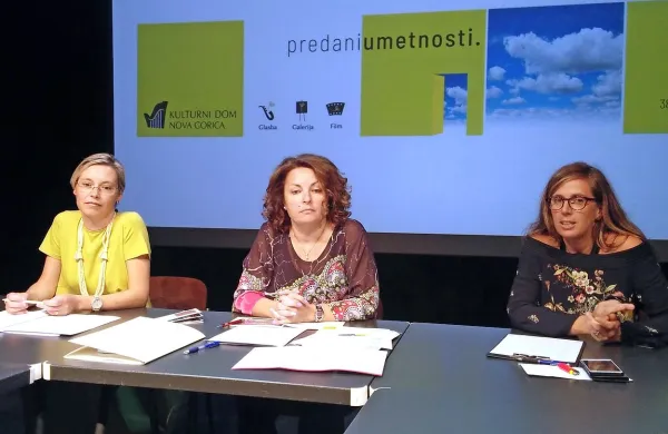 Novo sezono Kulturnega doma Nova Gorica so predstavile (z leve) 
Mateja Poljšak Furlan, Pavla Jarc in Barbara Poša Belingar.