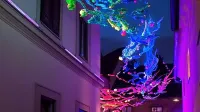 Od 7. do 29. septembra bodo Izolo osvetlile svetlobne postavitve 
slovenskih in tujih umetnikov, s pomočjo katerih  bo mesto  postalo  
domišljijski prostor, poln vizualnih pripovedi.