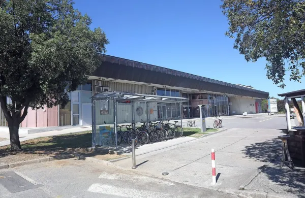 Obnova železniške postaje bo med drugim vključevala preureditev 
postajnega poslopja in  ureditev povezave do avtobusne postaje.
