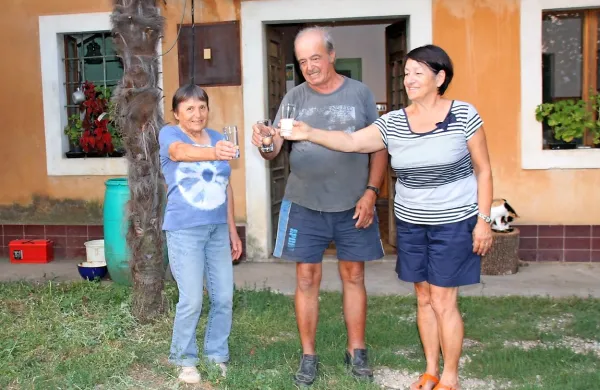 Marija in Lojze Kosovel sta s predsednico sveta KS Črniče Bruno Kastelic (z leve) nazdravila s kozarcem vode.