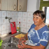 Gospodinja Marija je vesela, da  si lahko v kuhinji natoči  pitno vodo 
iz vodovoda. 
