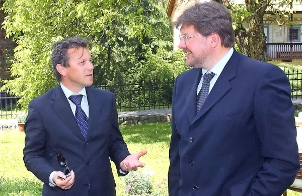 Srečko Kenda (z Igorjem Bavčarjem na fotografiji iz leta 2006). Na 
današnjem sojenju je dejal, da je predsednik uprave Istrabenza 
pogodbe smel podpisovati sam, on kot član uprave pa jih brez 
Bavčarjevega sopodpisa ne bi mogel.  