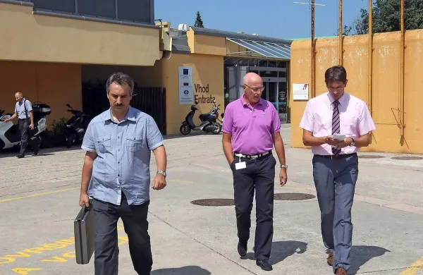 Takratnega direktorja  bolnišnice Janija Derniča (v sredini) sta pred petimi leti spremljala kriminalist (levo) in odvetnik (desno).  