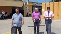 Takratnega direktorja  bolnišnice Janija Derniča (v sredini) sta pred petimi leti spremljala kriminalist (levo) in odvetnik (desno).  