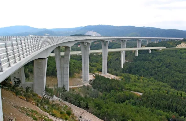 Proga drugega tira bo tekla pod črnokalskim avtocestnim viaduktom. Tako kot avtocestnega je tudi  železniški viadukt  projektiral Marjan Pipenbaher iz podjetja Ponting. Šlo bo pravzaprav 
za viadukt in predor obenem. Železniški tiri na območju križanja 
tako ne bodo vidni, ampak bo vlak zapeljal v predor, ki pa bo imel 
okna, tako da bo podoben vlaku.       
