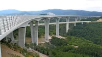 Proga drugega tira bo tekla pod črnokalskim avtocestnim viaduktom. Tako kot avtocestnega je tudi  železniški viadukt  projektiral Marjan Pipenbaher iz podjetja Ponting. Šlo bo pravzaprav 
za viadukt in predor obenem. Železniški tiri na območju križanja 
tako ne bodo vidni, ampak bo vlak zapeljal v predor, ki pa bo imel 
okna, tako da bo podoben vlaku.       