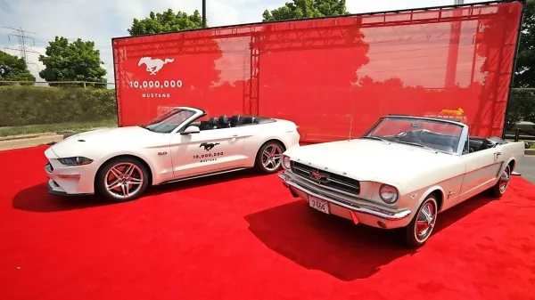 Jubilejni mustang je kabriolet GT modelnega leta 2019 v barvi 
wimbledon white, ki ga poganja osemvaljnik s 460 konjskimi 
močmi.