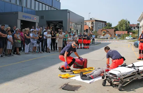 Obiskovalcem, za katere so pripravili tudi dan odprtih vrat, so 
člani ekipe tudi praktično prikazali, kako poteka njihovo delo. 