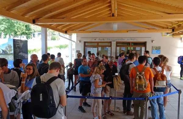 Prevelika gneča pred blagajno Parka Škocjanske jame nekatere 
tudi odvrne od obiska. Takšne zadrege želijo preprečiti z vnaprejšnjo spletno prodajo vstopnic.  