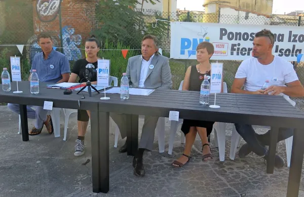 Županski kandidat Evgenij Komljanec (v sredini)  je predstavil  
gibanje Ponosni na Izolo.