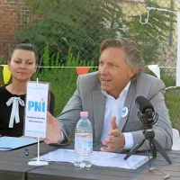 Nov in star obraz, pa še stric iz ozadja