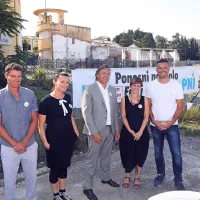 Pod “izolsko ikono”, Delamarisovim dimnikom, so se županskemu 
kandidatu Evgeniju Komljancu pridružili še  Vasilij Žbogar, Tonči 
Anton Žlogar, Mojca Ferle in Anja Bajda Gorela. 