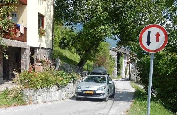 Na ozki cesti srečevanje vozil ni možno.