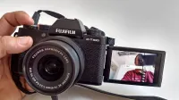 Zaradi vrtljivega LCD zaslona je model X-T100 primeren tudi za 
vlogerje.