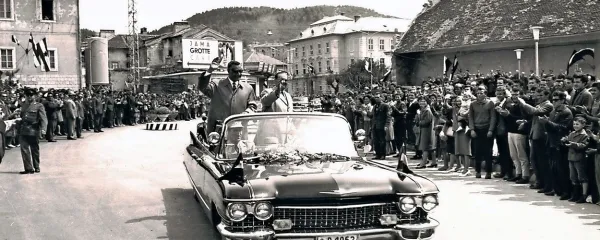 Egiptovskega predsednika Gamala Abdela Naserja, ki je leta 1956 
Postojnsko jamo obiskal v družbi Josipa Broza Tita, je na poti skozi 
mesto pozdravila množica ljudi.