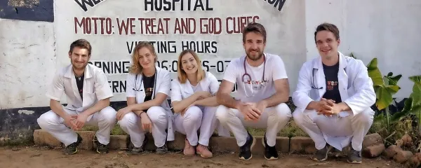 Jaka Vitez (z leve), Tina Malalan,  Maša Lukež, Klemen Pahor in Blaž Maver  so tri mesece vodili oddelek za odrasle v bolnišnici v Nangomi.