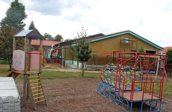 V okolici šol in enot vrtca (na fotografiji Pastriček) bo še nekaj časa 
gradbišče.