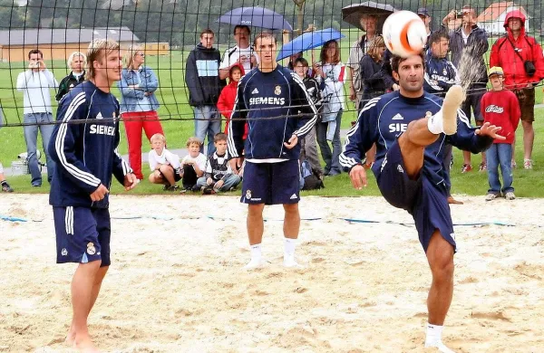 Luis Figo (z žogo) je bil na začetku tisočletja eden od zvezdnikov 
galaktičnega Reala. 