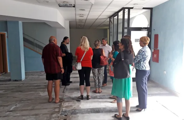 Nekateri predstavniki kulturnega življenja, predvsem člani društva likovnih ustvarjalcev  so si skupaj z županom že ogledali  notranjost stavbe.