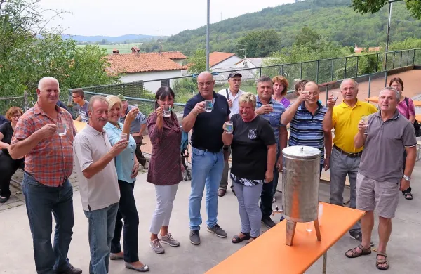 V Vrhpoljah so vaščani včeraj skupaj z županjo Sašo Likavec 
Svetelšek, Igorjem Kastelicem in Daljo Čeranič (v sredini) nazdravili  s kozarčkom vrhpoljske vode.